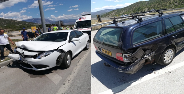 İki otomobil kavşakta çarpıştı: 9 yaralı