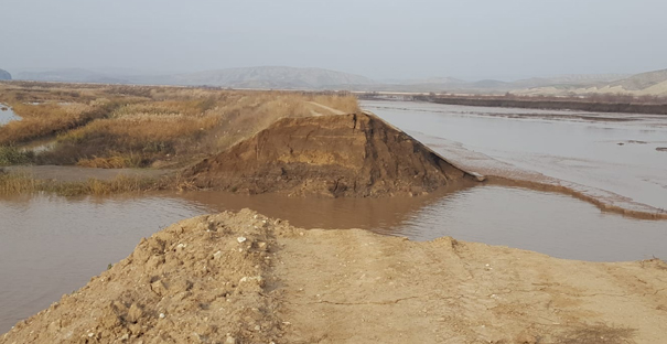 Barajın seti yıkıldı, araziyi su bastı