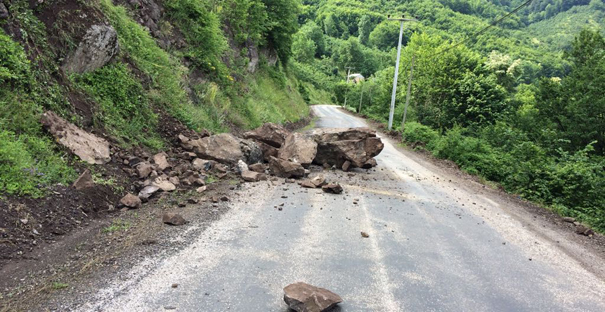 Yola düşen kaya parçası, kazaya neden oldu: 7 yaralı