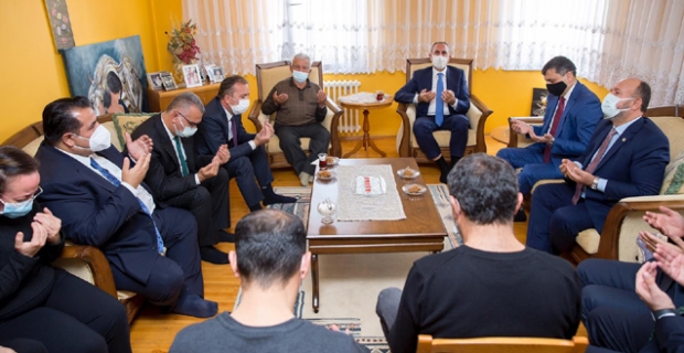Adalet Bakanı Gül'den depremde yakınlarını kaybeden Yücel ailesine ziyaret