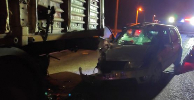 Osmancık’ta otomobil park halindeki TIR’a çarptı