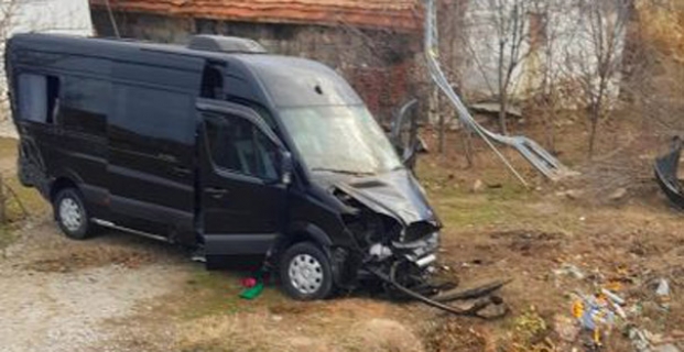Osmancık’ta yoldan çıkan minibüs menfeze çarptı
