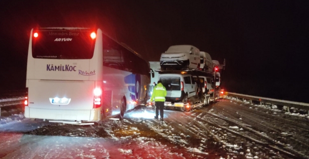 Buzlu yolda kaza: TIR, yolcu otobüsü ve 6 otomobil birbirine girdi