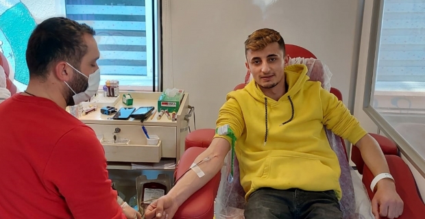 Öğretmen ve öğrencilerden Kızılay'a kan bağışı