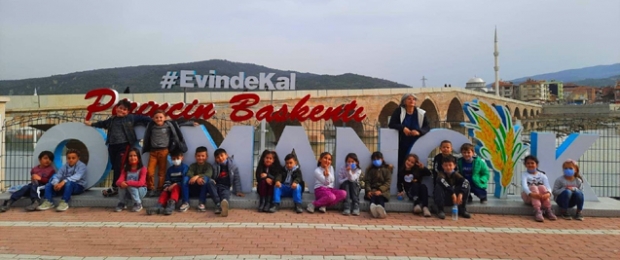 Osmangazi İlkokulu öğrencileri kütüphaneyi gezdi