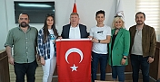 Başkan Gelgör'e Türk Bayrağı hediye ettiler